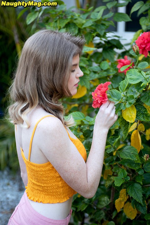 First timer Nikki Sweet picks fresh flowers before exposing her small tits | Фото 1