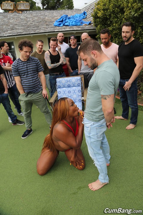 Ebony nympho with a huge ass Jayden Starr enjoys an outdoor IR gangbang | Фото 4