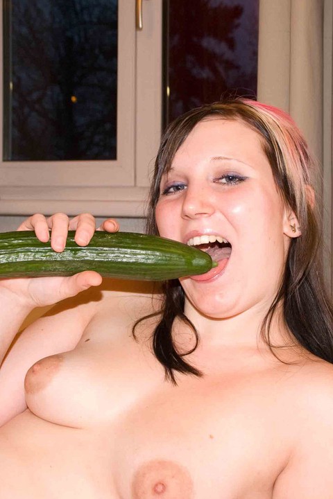 Amateur girl Mausibutz shaves her twat and dildos with a cuke when not fucking | Фото 12