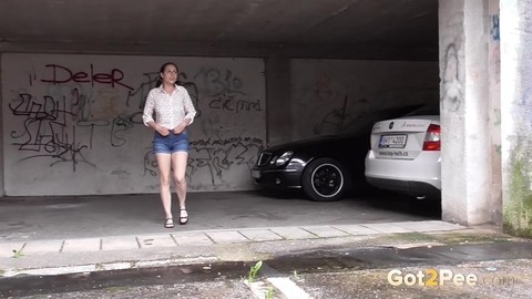 Distressed girl Antonia Sainz pulls down her shorts and pisses on the ground | Фото 1