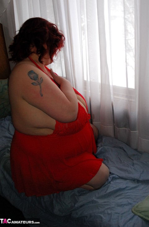 SSBBW Blackwidowak releases huge saggy tits from red baby doll lingerie | Фото 10