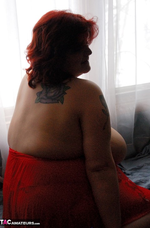 SSBBW Blackwidowak releases huge saggy tits from red baby doll lingerie | Фото 16