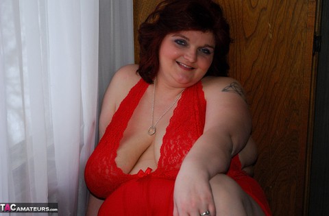 SSBBW Blackwidowak releases huge saggy tits from red baby doll lingerie | Фото 5