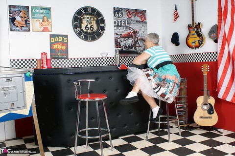 Old American lady Savana exposes her big butt in basement bar | Фото 1