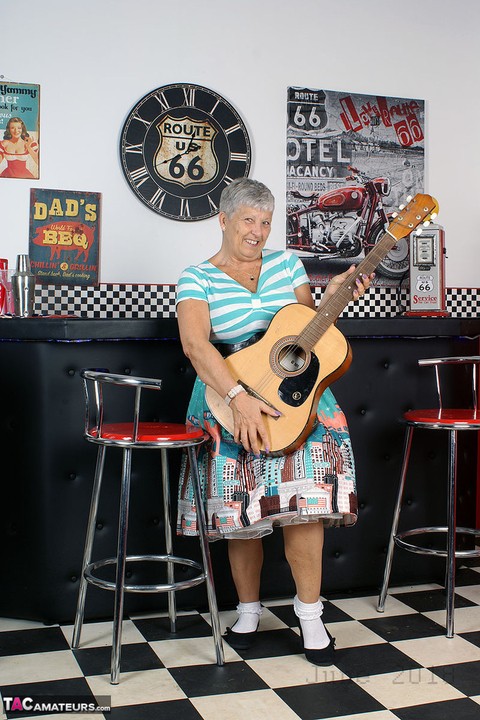 Old American lady Savana exposes her big butt in basement bar | Фото 16