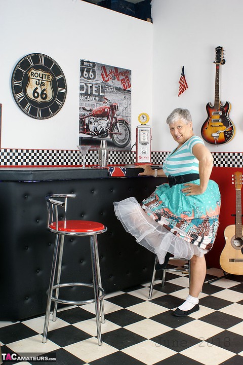 Old American lady Savana exposes her big butt in basement bar | Фото 4