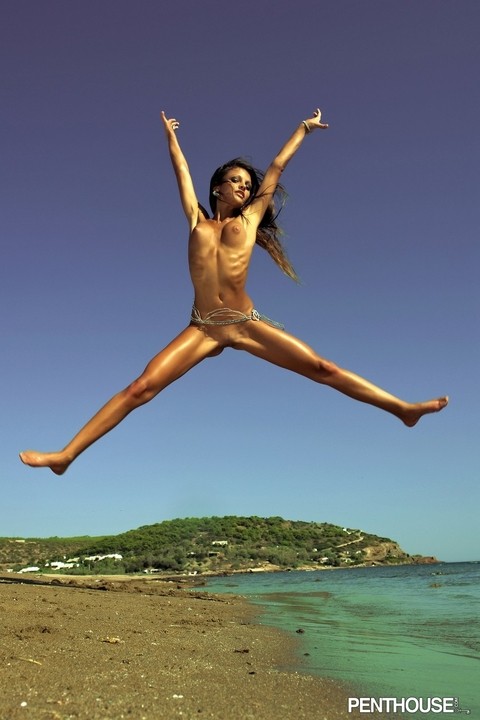 Beautiful sexy brunette Janelle Varga poses naked on a sandy beach | Фото 6