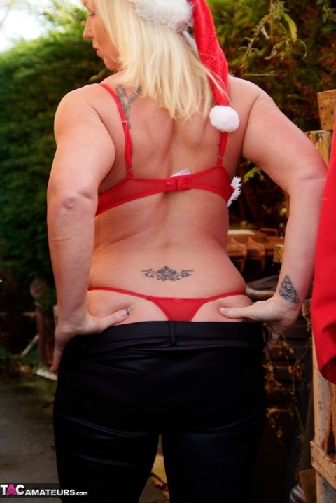 Busty blonde amateur Melody exposes her pierced nipples over the Xmas holidays | Фото 16