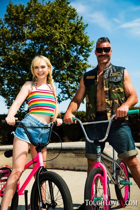 Young blonde Lilly Bell and her older boyfriend bicycle before they fuck | Фото 10