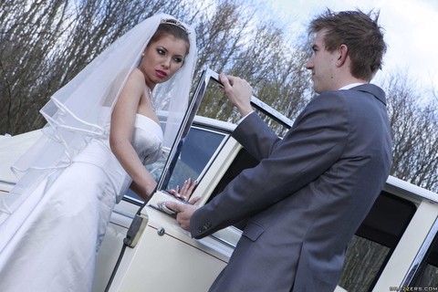 Stunning bride Donna Bell gets boned by chauffeur in public on her wedding day | Фото 1