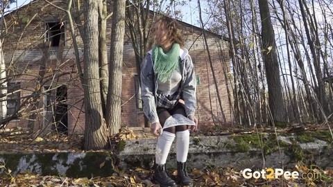 Short taken girl Rita takes a badly needed piss near some leafless trees | Фото 2