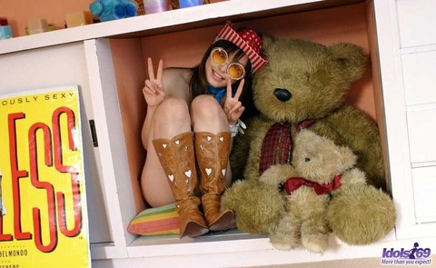 Asian model Hikari humps her teddy bear while wearing cowgirl boots | Фото 11