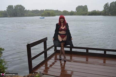 Mature redhead Barby Slut gets naked in public places on a wet day | Фото 1