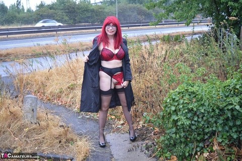 Mature redhead Barby Slut gets naked in public places on a wet day | Фото 3