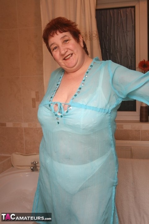 Redhead nan Kinky Carol parks her fat figure in a tub while fully clothed | Фото 1