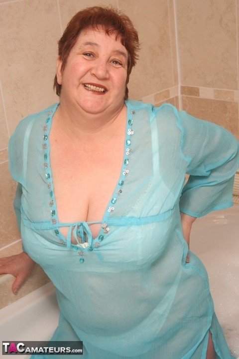 Redhead nan Kinky Carol parks her fat figure in a tub while fully clothed | Фото 12