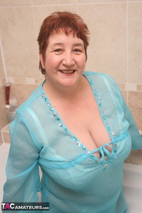 Redhead nan Kinky Carol parks her fat figure in a tub while fully clothed | Фото 13