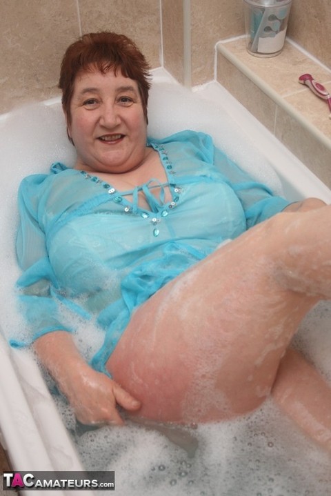 Redhead nan Kinky Carol parks her fat figure in a tub while fully clothed | Фото 18