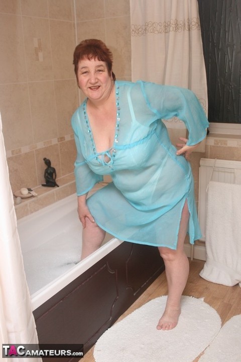 Redhead nan Kinky Carol parks her fat figure in a tub while fully clothed | Фото 8