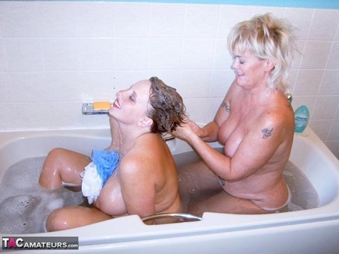 British amateur Curvy Claire and her lesbian friend bathe each other in a tub | Фото 7