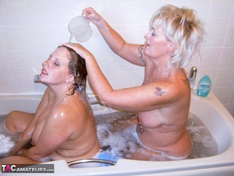 British amateur Curvy Claire and her lesbian friend bathe each other in a tub | Фото 9