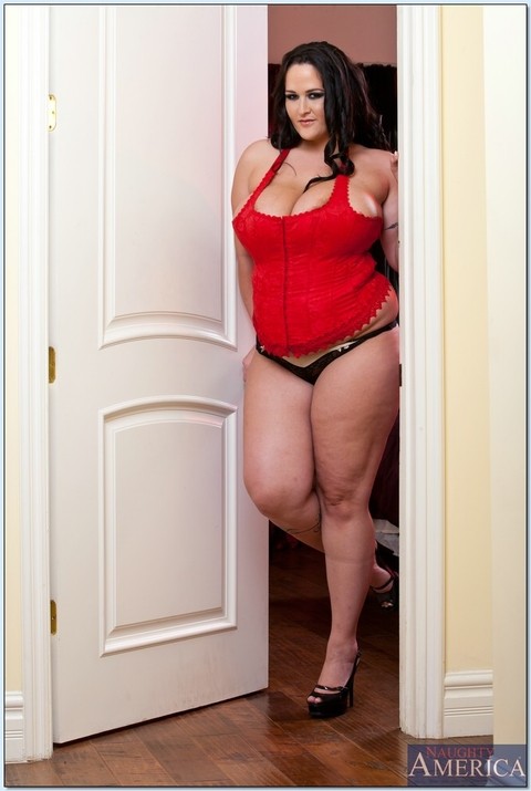 BBW wife Carmella Bing stripping from red corset and squeezing big tits | Фото 1