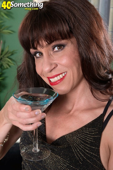 Mature lady Sage Quest downs a martini prior to undressing | Фото 4