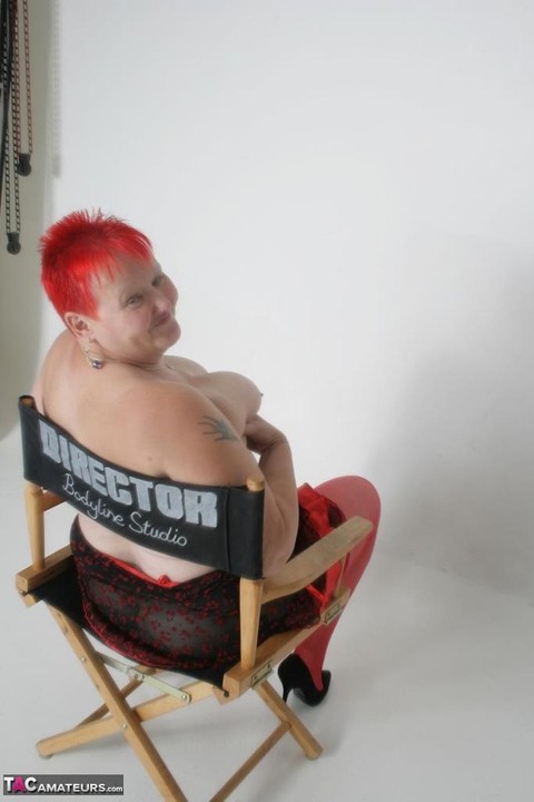 Fat granny Valgasmic Exposed sports short red hair while showing her huge ass | Фото 1