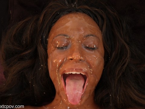 Ebony eats a white cock after masturbating with a toy and gets a huge facial | Фото 20