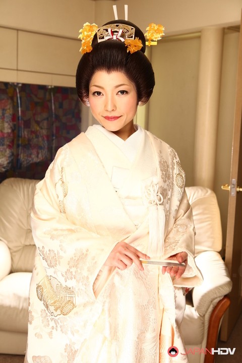 Japanese woman Yui Ayana has her breasts fondled under traditional clothing | Фото 1