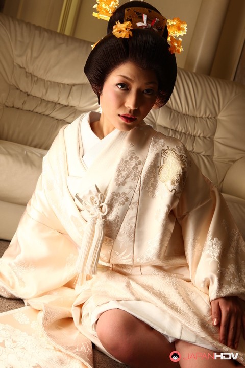 Japanese woman Yui Ayana has her breasts fondled under traditional clothing | Фото 15