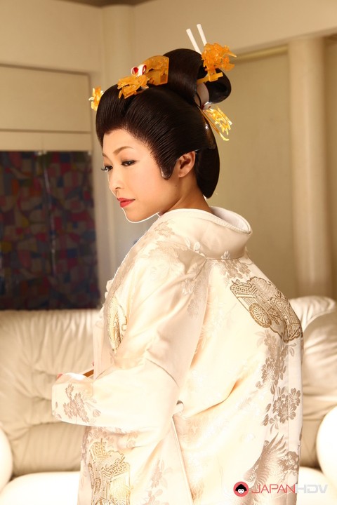 Japanese woman Yui Ayana has her breasts fondled under traditional clothing | Фото 2