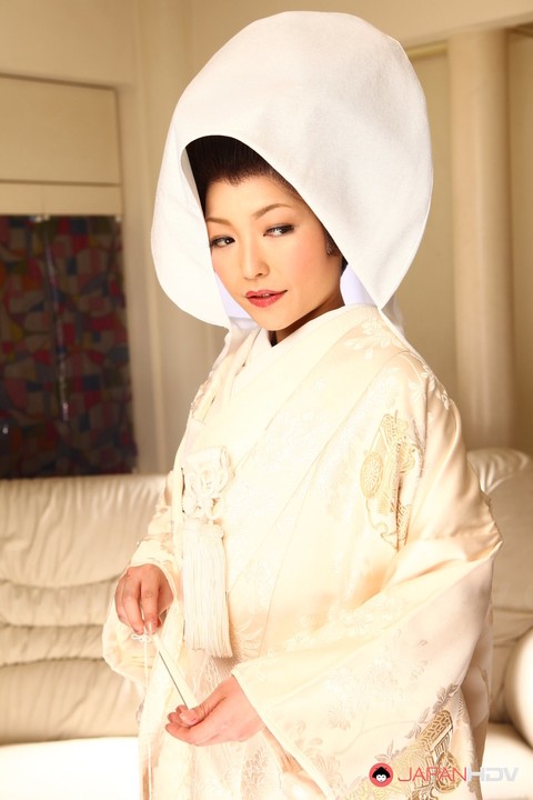 Japanese woman Yui Ayana has her breasts fondled under traditional clothing | Фото 4