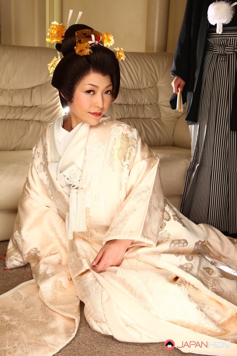 Japanese woman Yui Ayana has her breasts fondled under traditional clothing | Фото 7