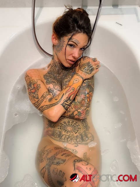 Tattooed girl Lucy Zzz takes a bath after POV sex in a bathtub | Фото 16