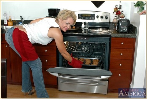 Housewife Kelly Leigh gets her ass destroyed by her son's friend | Фото 3