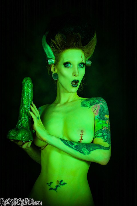 Solo model Razor Candi gets freaky with a huge dildo as Bride of Frankenstein | Фото 8