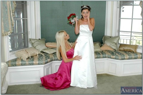 Busty blonde Nikki Benz helping Penny Flame to try on wedding dress | Фото 15