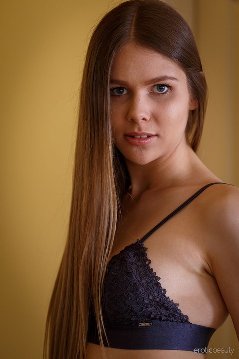 Beautiful teen Evelinaa plays with her hair while showing her shaved pussy | Фото 2