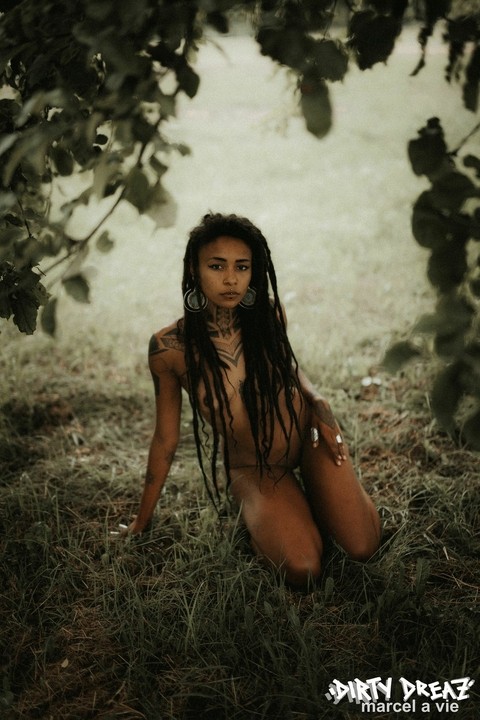 Black girl with long dreads poses totally naked in an abandoned camper | Фото 12