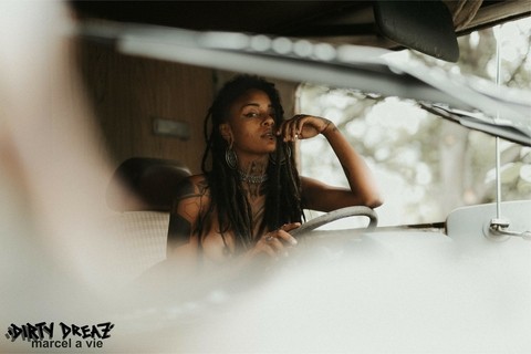 Black girl with long dreads poses totally naked in an abandoned camper | Фото 13