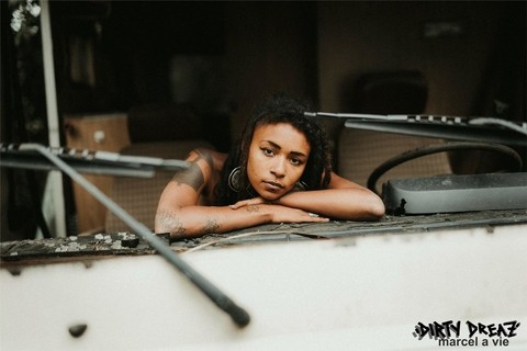 Black girl with long dreads poses totally naked in an abandoned camper | Фото 14