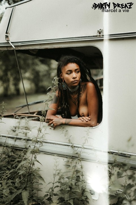 Black girl with long dreads poses totally naked in an abandoned camper | Фото 16