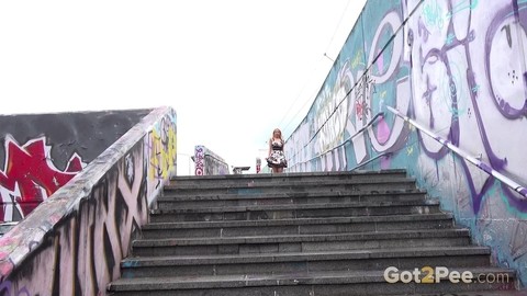 Blonde girl Emily Bright takes a piss on steps after being caught short | Фото 1