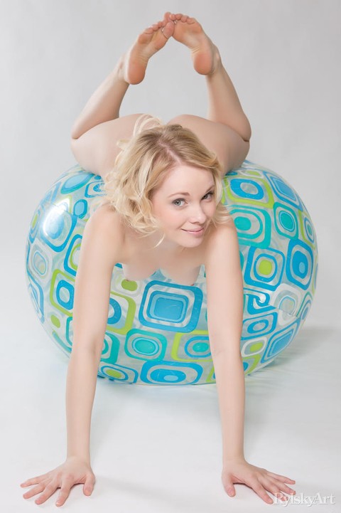 Adorable teen Feeona poses completely naked atop a medicine ball | Фото 14