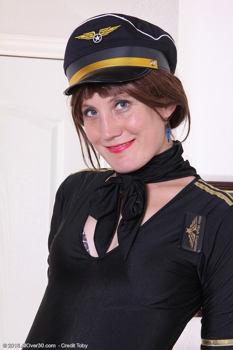 30 plus redhead Katrina Mathews shows her twat in sheer nylons and pilot's hat | Фото 1