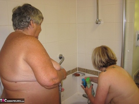 Grandma Libby and her lesbian lover wash each other during a shower | Фото 1