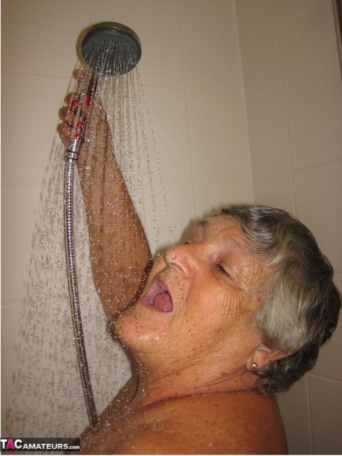 Grandma Libby and her lesbian lover wash each other during a shower | Фото 3