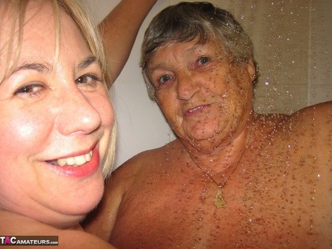 Grandma Libby and her lesbian lover wash each other during a shower | Фото 5