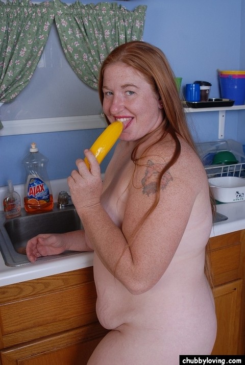 Playful fatty mature Keno is sucking her cute-looking yellow dildo | Фото 14